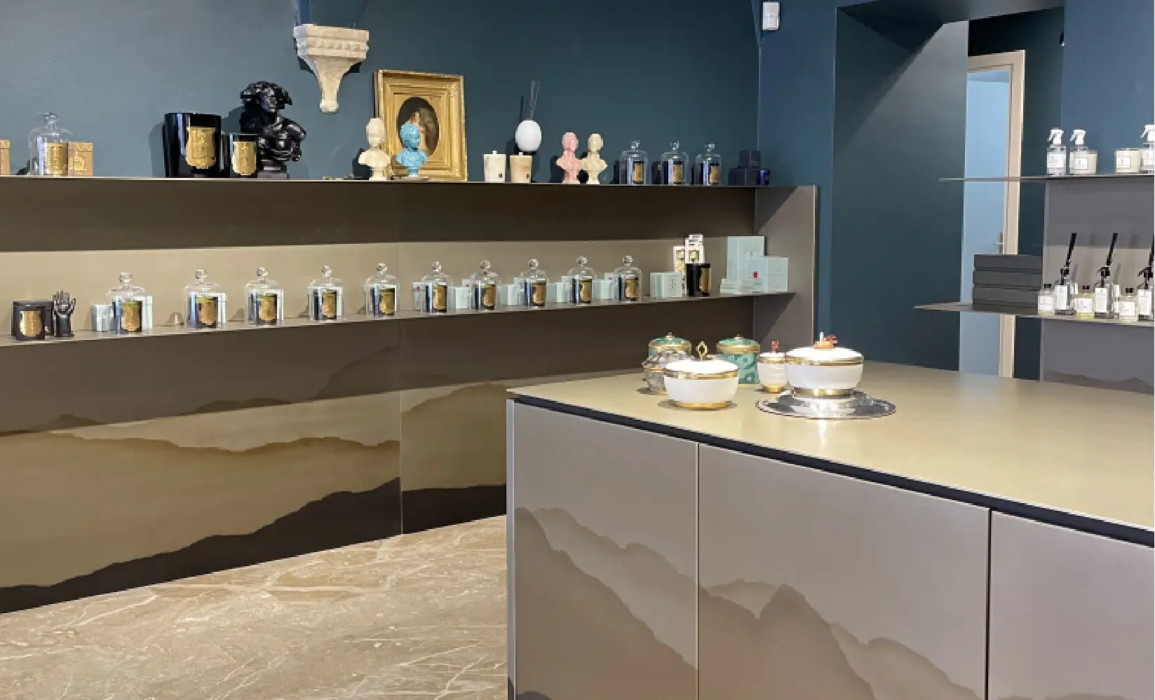 Arredi in metallo su misura per una boutique di profumi esclusiva